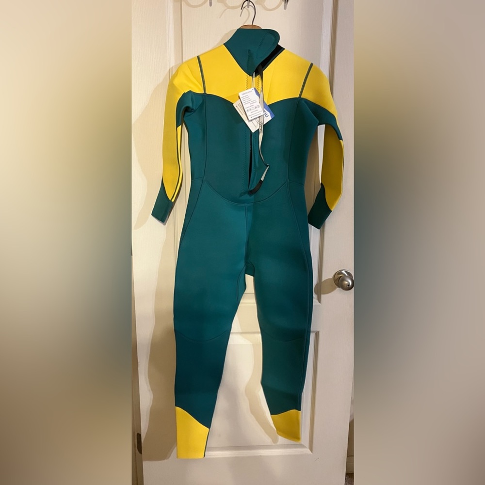 Hevto Ladies Wetsuit, New with Tags. Size Small. Green and Yellow.